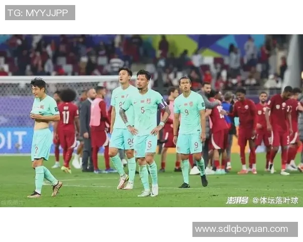 足球巨星轻松慢跑时刻展现独特魅力与专注状态的完美瞬间