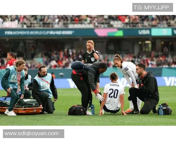 足球球星与球迷亲密互动 碰拳瞬间记录热血时刻